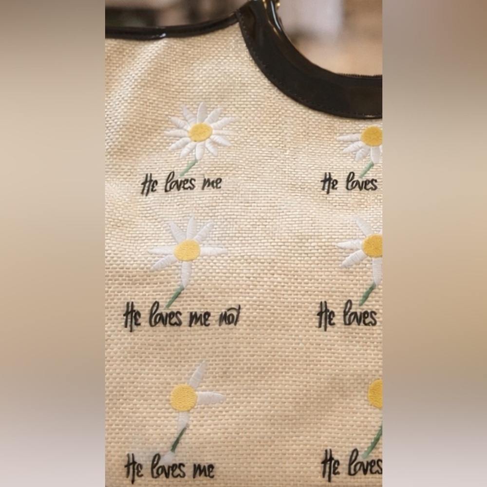 NWOT-Lolli by Lulu Guinness Daisy “He Loves Me” Novelty Tote Bag - Picture 4 of 5